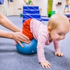 Jak posilovat miminkům svalstvo zad a šíje
