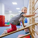Děti milují lezení do výšky. Žebřiny jim posílí svaly a dodají jistotu